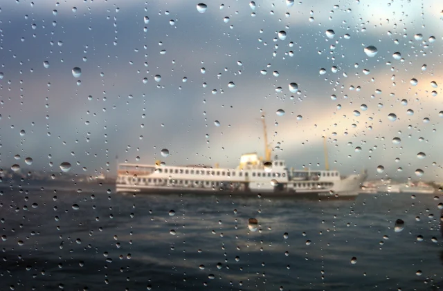 İstanbul'da kötü hava şartları ulaşımı vurdu: Vapur ve telef...