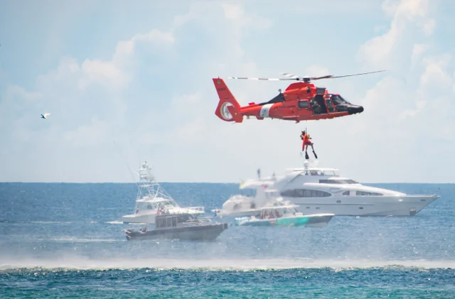 Güney Çin Denizi'nde ABD Donanmasına ait uçak ve helikopter...