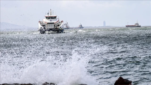 İzmir’de Şiddetli Rüzgar Nedeniyle Vapur Seferleri Durduruld...