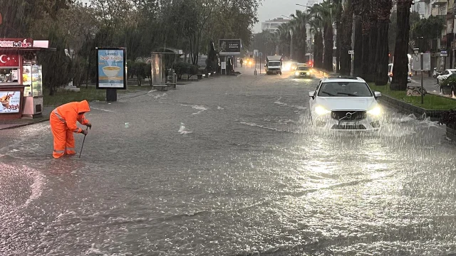Çanakkale’de Şiddetli Sağanak Yağış Etkili Oldu: Cadde ve So...