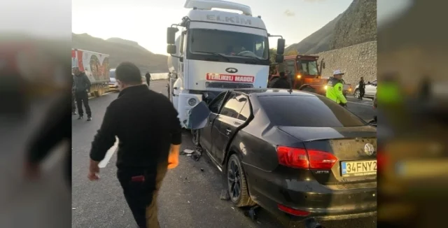 Tanker ile Otomobil Çarpıştı: 2 Kişi Öldü, 4 Kişi Yaralandı