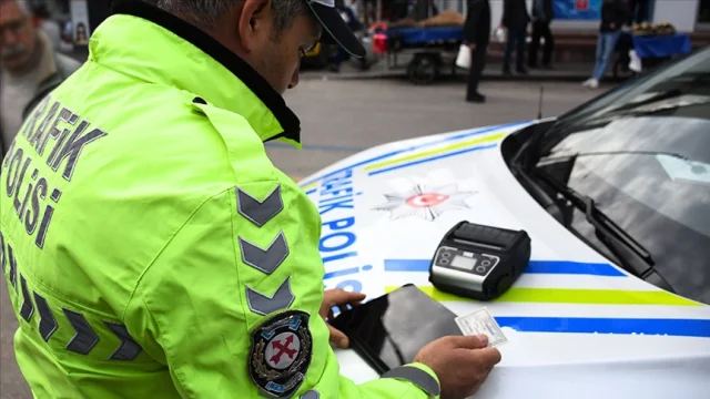 Yüksek Sesle Müzik Dinleyen Sürücüye Ceza