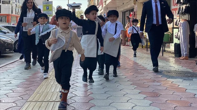 Hatay'da Anaokulu Öğrencileri Cumhuriyet'in İlanını Duyuran...