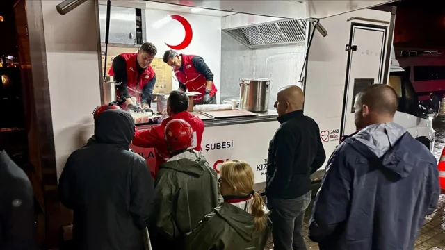 Türk Kızılay Sındırgı'da depremzedelere beslenme desteği sağladı