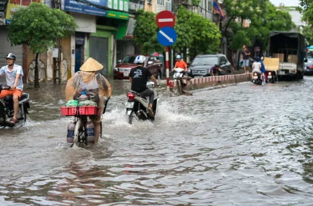 Vietnam'da şiddetli yağışlar evleri ve tarım arazilerini sul...