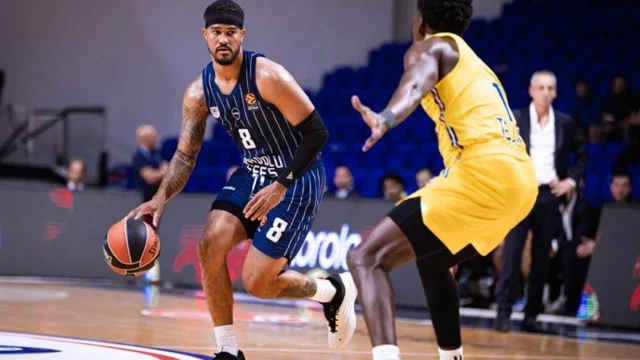 Anadolu Efes Paris Deplasmanında Sahaya Çıkıyor