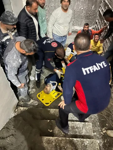 Iğdır'da Asansör Boşluğuna Düşen İşçilerden Biri Hayatını Ka...