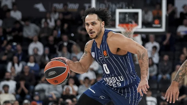 Anadolu Efes EuroLeague'de Paris'i 90-80 Yendi: 3. Galibiyet...