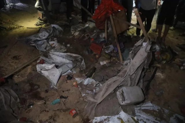 İsrail Han Yunus'taki Filistinlilerin Çadırlarını Hedef Aldı