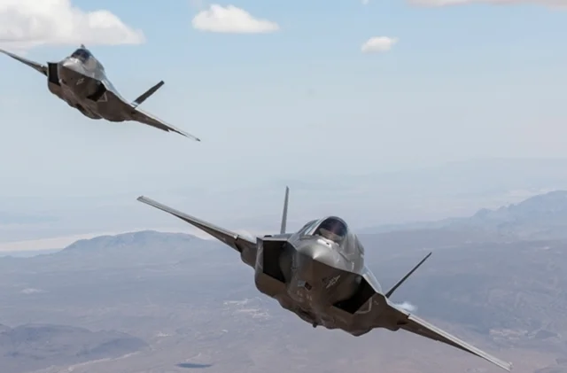 Polonya savaş uçakları Baltık Denizi üzerinde Rus keşif uçağ...