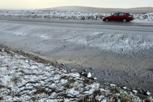 Ardahan'ın Yüksek Kesimlerinde Kar ve Tipi Sürücülere Zorluk...