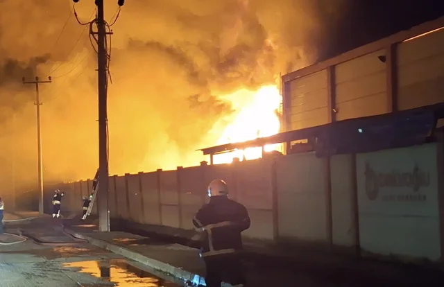 Samsun Bafra'da Geri Dönüşüm Fabrikasında Yangın