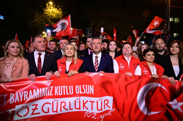 Özgür Özel, Kadıköy'deki 29 Ekim Cumhuriyet Yürüyüşü'ne Katı...