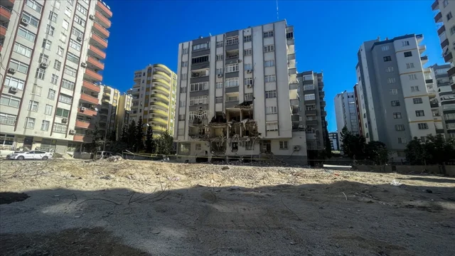 Adana'da depremde yıkılan apartmanın müteahhidine 62 kez müe...