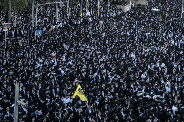 İsrail'de On Binler Haredi Askerlik Protestosu İçin Toplandı