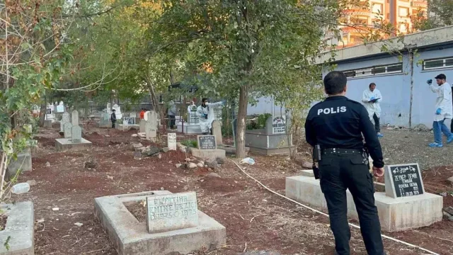 Şanlıurfa Siverek'te Mezarlıkta Bebek Cesedi Bulundu