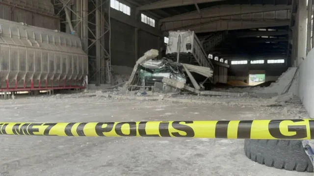 Gaziantep'te Park Halindeki Tır Fabrika Duvarına Devrildi