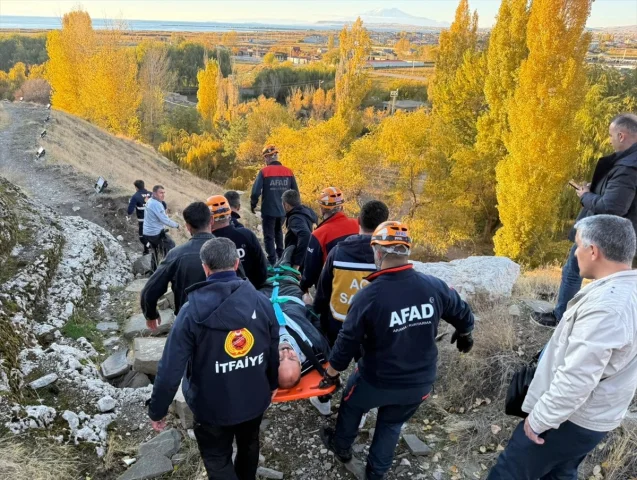 Van Kalesi'nde Kayalık Alandan Düşen Kişi Kurtarıldı