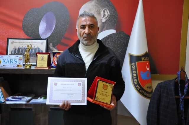 Kars'ta Dolmuş Şoförünün Örnek Davranışına Teşekkür Belgesi...