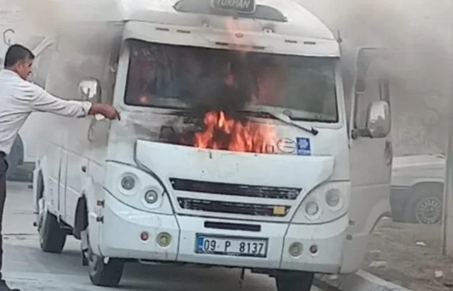 Aydın Nazilli'de Park Halindeki Minibüs Alev Aldı