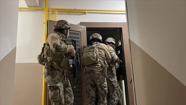 İstanbul'da terör örgütü DEAŞ operasyonunda 9 zanlı tutuklan...