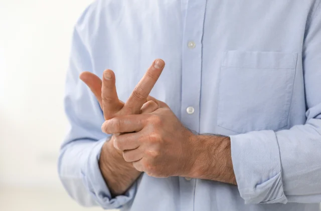 Parmak çıtlatmak zararlı mı?