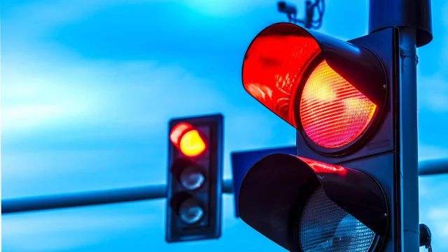 İstanbul'da Kırmızı Işık İhlali Yapan 2 Araç Sürücüsü Yakala...