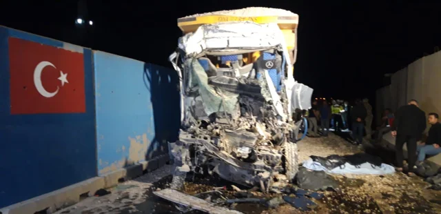 Mardin Dargeçit'te Tır ve Kamyon Çarpıştı: 1 Ölü