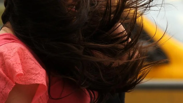 Saç Dökülmesi: Neden Olur ve Nasıl Geçer? Ne Yapılmalı?