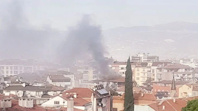 Denizli Pamukkale'de Çatı Katında Yangın: 2 Kişi Dumandan Et...