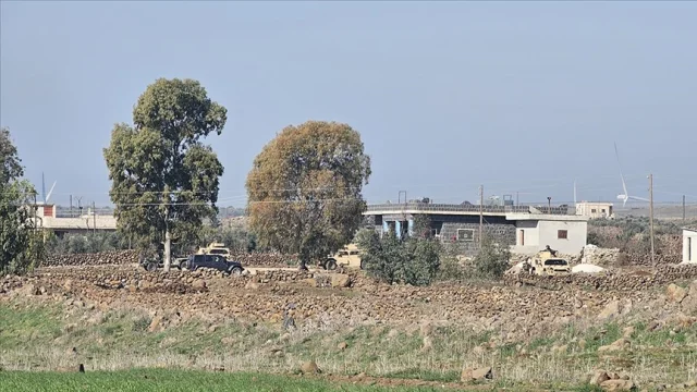 Suriye'nin Kuneytra İlinde Köylüler İsrail Devriyesini Taşla...