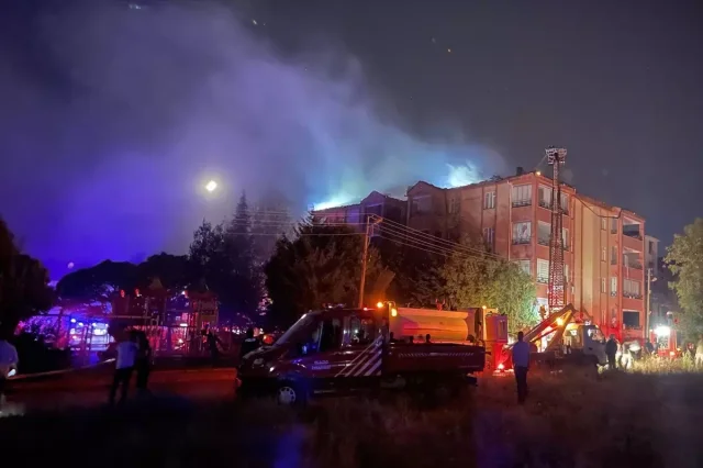 Elazığ'da 5 Katlı Binanın Çatısında Yangın: Ekipler Alevleri...