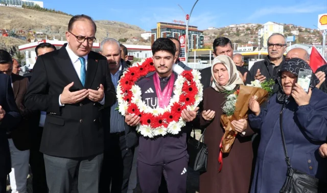 Dünya Şampiyonu Haltercisi Muhammed Furkan Özbek Yozgat'ta C...