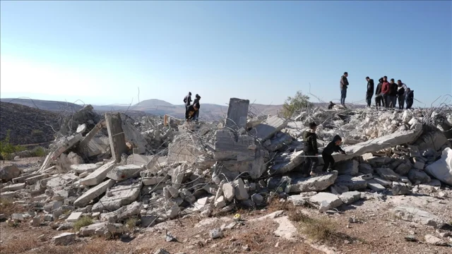 İsrail Ordusu, Batı Şeria'da Filistinlilere Ait Yapıları Yık...