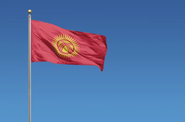 Yeni dönem başlıyor: Kırgızistan'da pasaport, kimlik ve ehli...