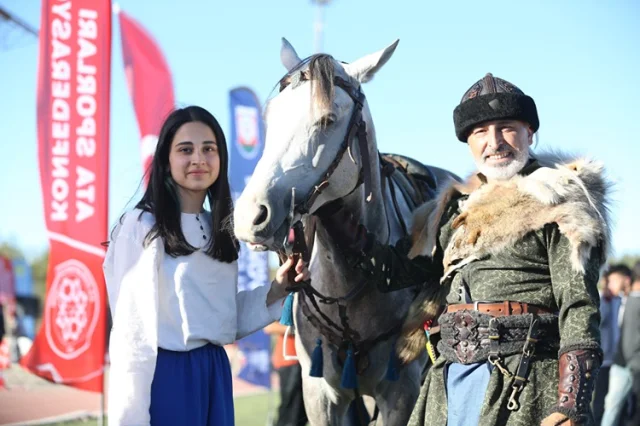 Geleneksel atlı savaş sanatını yaşatan baba-kız akrobatlar