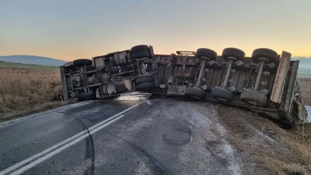 Çorum'da Yem Yüklü Tır Devrildi: Sürücü Yaralandı, Yol Trafi...