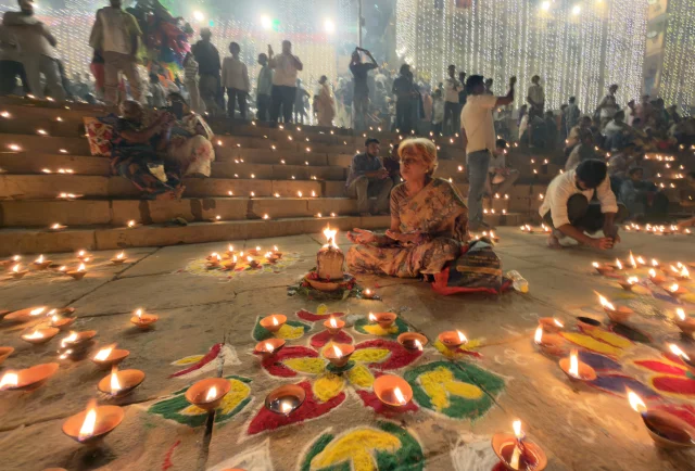 Hindistan'da Dev Diwali Festivali: Varanasi Ganj Nehri kıyıs...