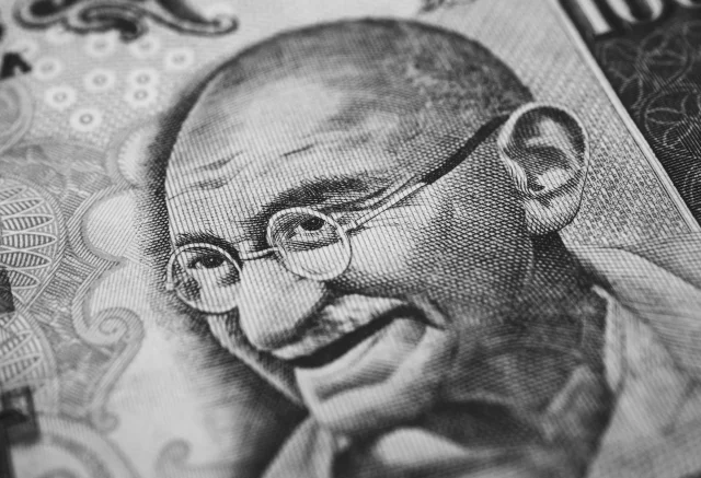 Mahatma Gandhi'nin 1913 Direnişi: Ahimsa ve Özgürlüğün Sesi