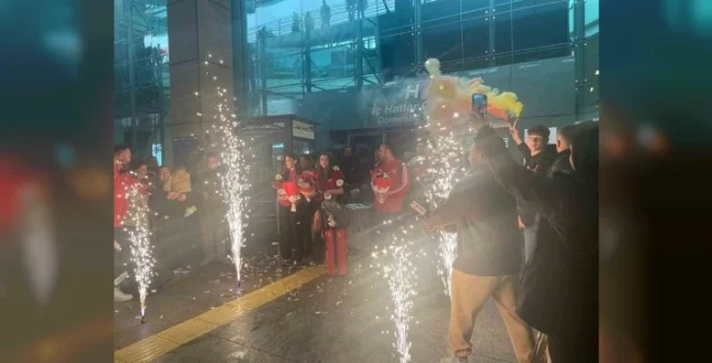 Dünya Şampiyonu Tekvandocular Ankara'da Coşkuyla Karşılandı