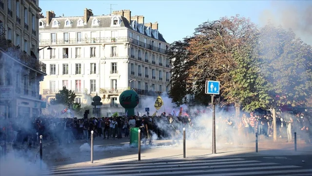 Fransa'da Emeklilerden Kemer Sıkma Önlemlerine Tepki