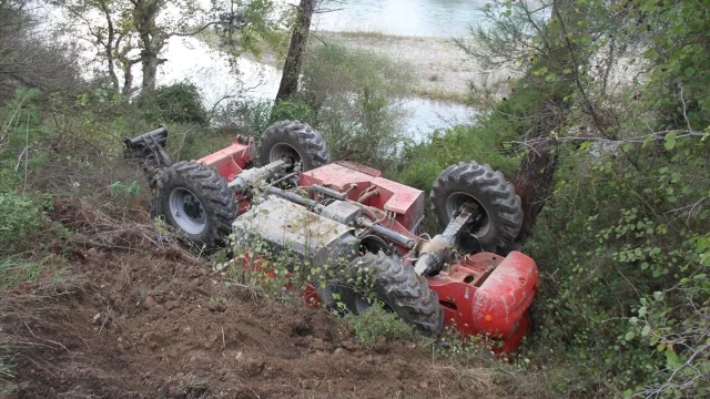 Antalya'da Şarampole Devrilen İş Makinesinin Operatörü Yaral...
