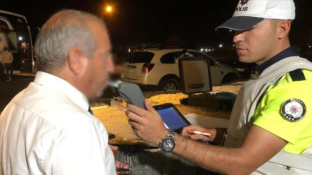 Bursa'da alkollü araç kullanan ve polisin dur ihtarına uymay...