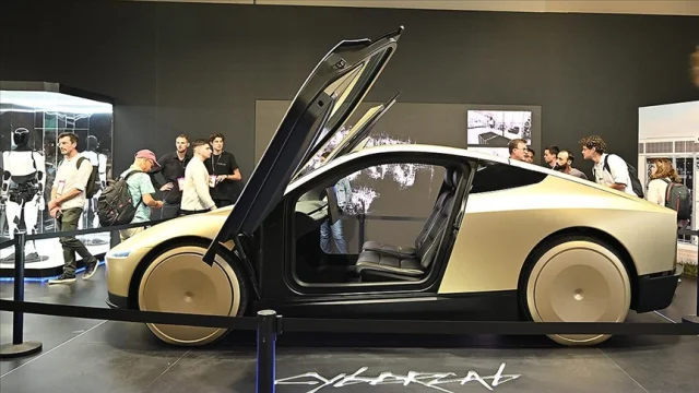 Tesla Cybercab: Direksiyonsuz tam otonom araç geliyor