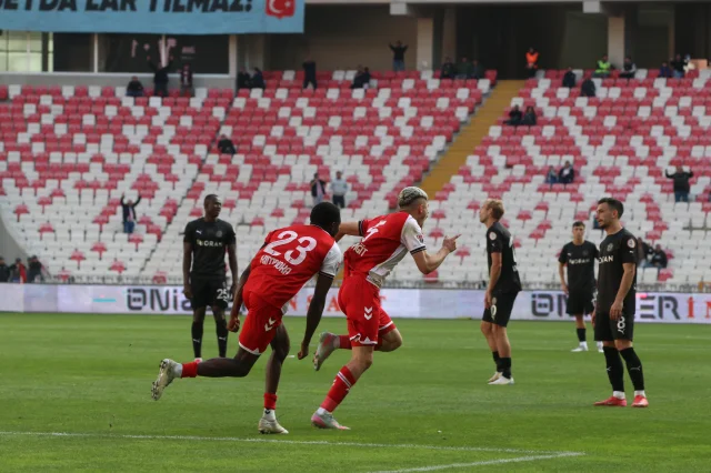 Sivasspor 10 kişiyle kazandı: Manisa FK'yi 3-2 mağlup etti
