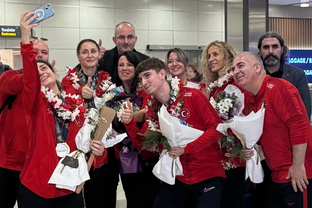 Dünya şampiyonu Kadın Para Masa Tenisi Milli Takımı yurda dö...