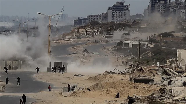 İsrail Polisi, Doğu Kudüs'te 3 Filistinli Aileyi Zorla Evler...