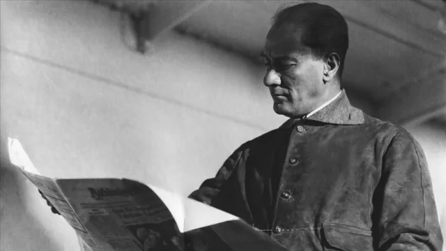 Manisa'da Atatürk afişlerine zarar veren kişi gözaltına alın...