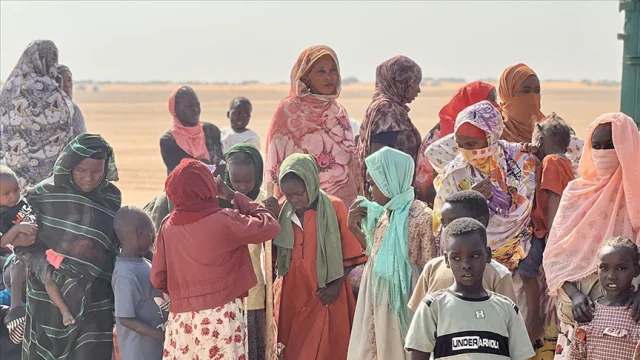 Sudan'da yerinden edilenler on binlerce kişi yardım bekliyor