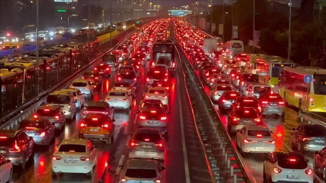 İstanbul'da Akşam Trafik Yoğunluğu Yüzde 81'e Ulaştı
